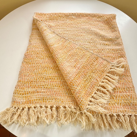 Vintage 80s fringed throw blanket, orange, peach triangle pattern, lap size - Picture 7 of 9